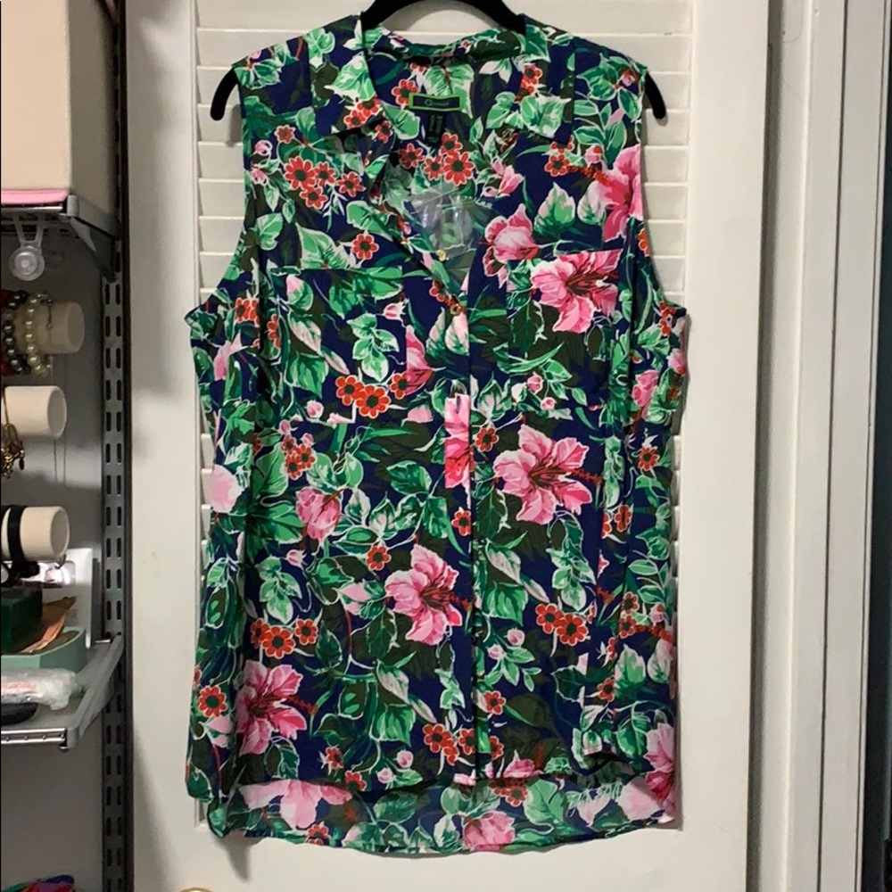 Sleeveless collared women’s button down blouse